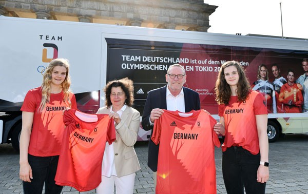 Athletinnen des Olympia Team Deutschland überreichen Tokio-Shirt an DSGV-Präsident Helmut Schleweis