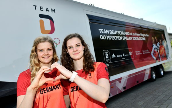 Athletinnen des Olympia Team Deutschland überreichen Tokio-Shirt an DSGV-Präsident Helmut Schleweis