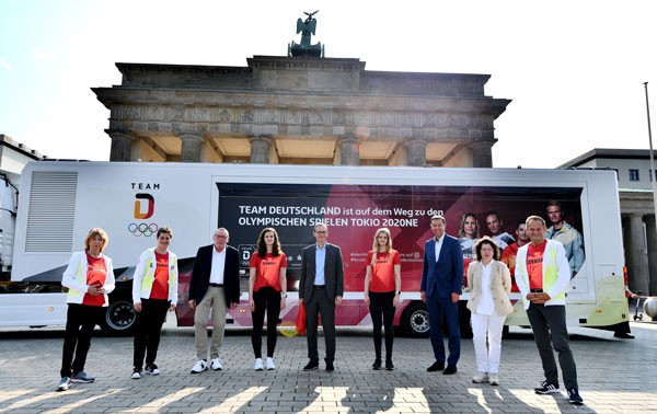 Athletinnen des Olympia Team Deutschland überreichen Tokio-Shirt an DSGV-Präsident Helmut Schleweis