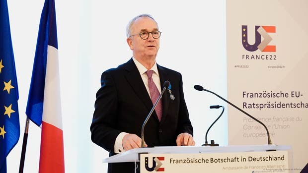 DSGV-Vorstandsmitglied Dr. Karl-Peter Schackmann-Fallis mit französischem Verdienstorden ausgezeichnet